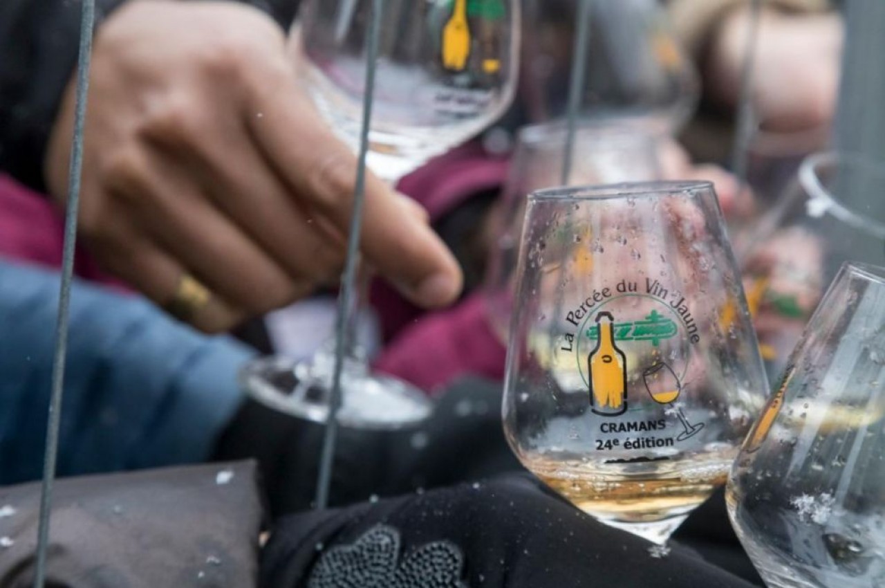 Tournante, la Percée du vin jaune s'était déroulée en 2022 à Cramans (Jura) et avait été décalée à début avril du fait de la crise sanitaire. © Jérôme Genée