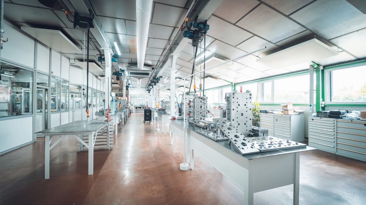 Novatra emploie 70 personnes afin de concevoir, mettre au point et fabriquer des moules pour les secteurs de la cosmétique, de la parapharmacie, du médical et de l’emballage.