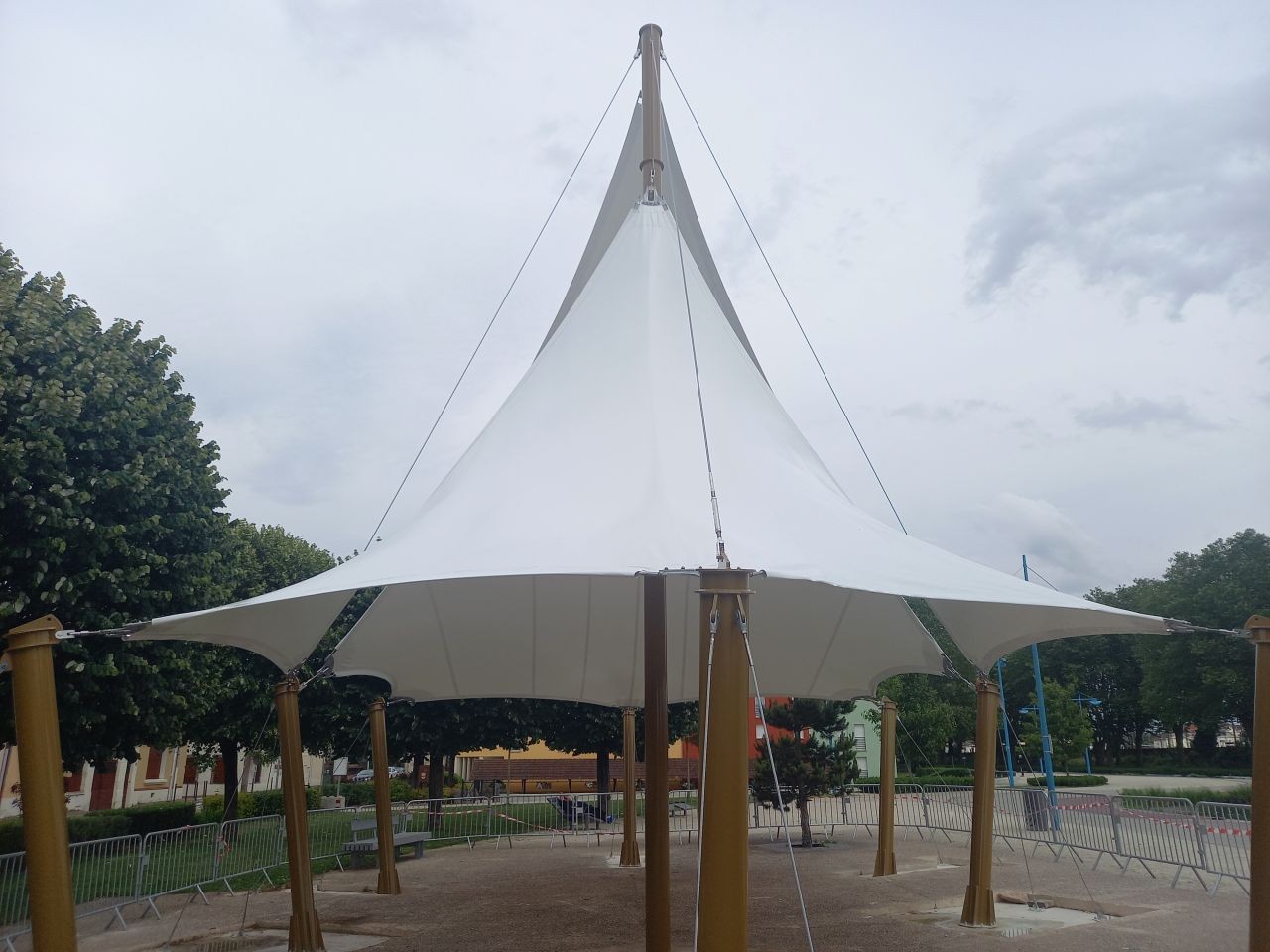 La structure métallo-textile de TTB monte à un peu plus de 10 mètres sur les quais de plaisance à Migennes (Yonne). © Traces Ecrites