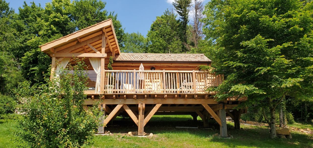 Le Domaine des Ecus d'Or souhaite rappeler à ses hôtes les moments d'enfance passés dans les cabanes. © Domaine des Ecus d'Or