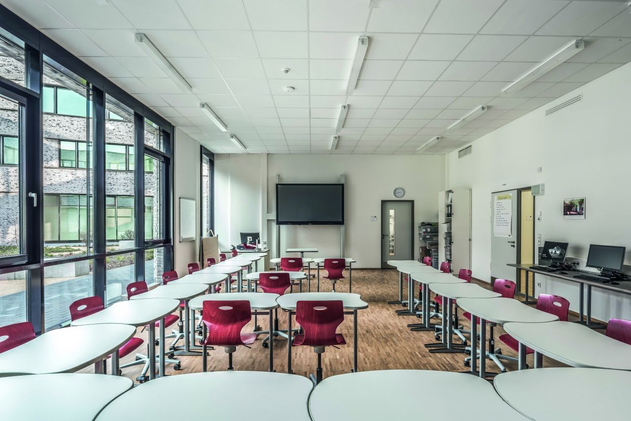 La nouvelle gamme de dalles confiée à l'usine Knauf Ceiling de Pontarlier (Doubs) va équiper écoles, universités et autres bâtiments recevant du public. © Anke Müllerklein