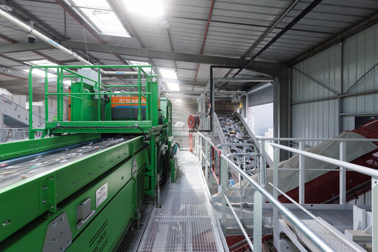 Sur le site de Ruffey-lès-Beaune (Côte-d'Or), quinze machines de tri optique identifient les différentes matières grâce à des faisceaux infrarouges. © Antoine Martel/Citeo