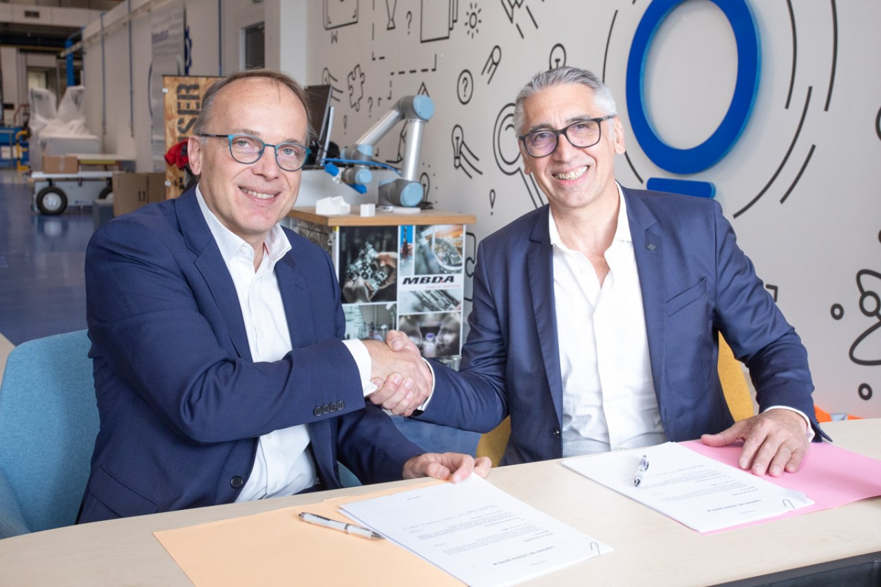 Affaire conclue ! Entre Jean-Philippe Porcherot (à droite), directeur général d’Atol CD, et Denis Gardin, directeur innovation & future technology chez MBDA.