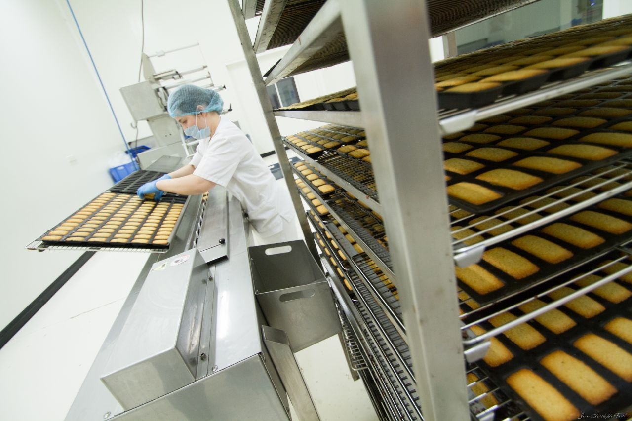 Biscuiterie de Bourgogne fabrique par ailleurs des financiers qui font l'objet d'une opération de dressage dans ses ateliers à Joux-la-Ville (Yonne) . © Biscuiterie de Bourgogne
