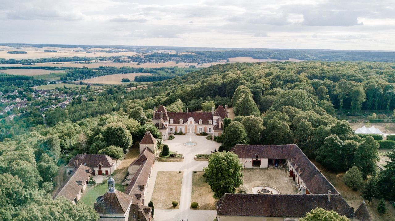 Le château du Feÿ date du XVIe et du XVIIe siècle au milieu de 40 hectares de forêt est situé à côté de Joigny, dans l'Yonne. © Max Koliberlin