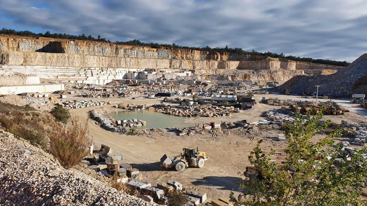 La pierre extraite de la carrière de Comblanchien reste la référence de la production de revêtements calcaires en France. © DR
