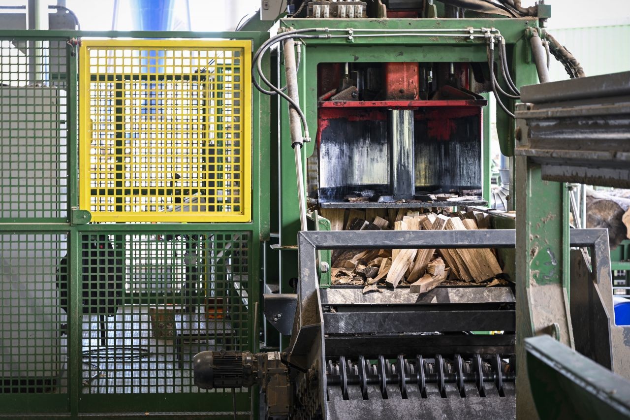 Les lignes de façonnage des bûches presse de Bois Factory 70 ont démarré leur activité en 2020 à Demangevelle (Haute-Saône). © Laurent Cheviet