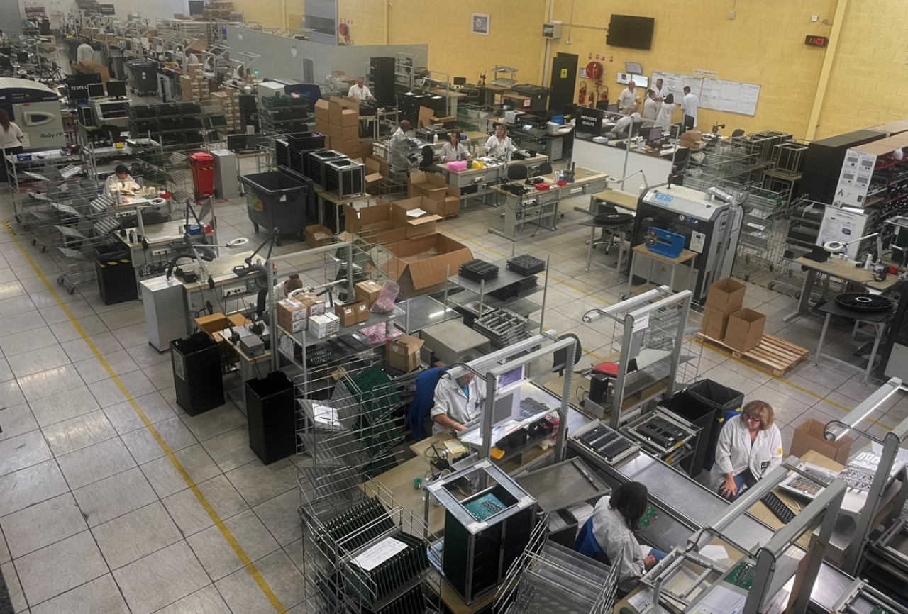 Le bâtiment de BSE Electronic au Creusot (Saône-et-Loire) datant de 2006 a été conçu pour apporter aux salariés un maximum de luminosité sur leur poste de travail. © Déborah Levy