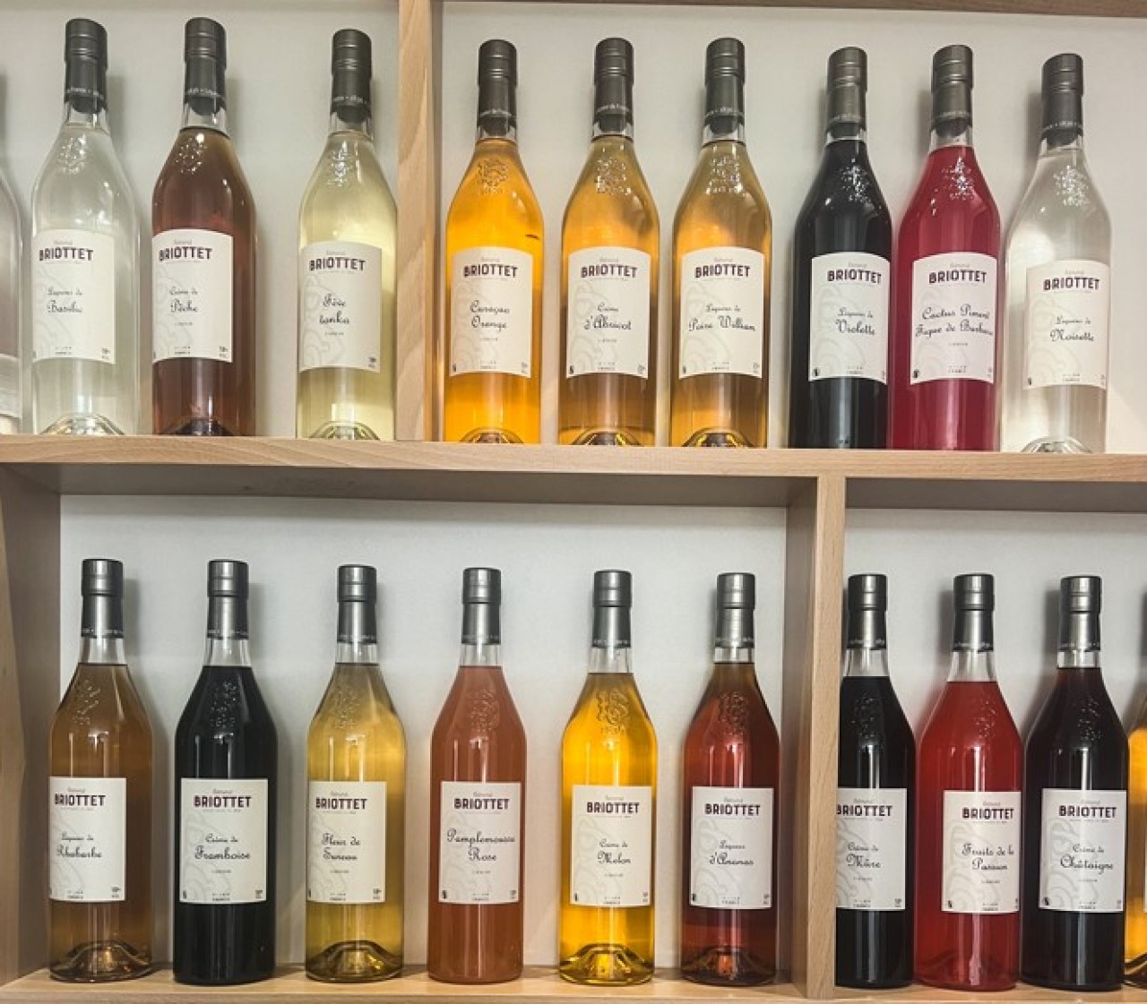 Une partie de la gamme de spiritueux de la maison Edmond-Briottet à Dijon (Côte-d'Or), qui comprend au total une soixantaine de liqueurs. © Patrice Bouillot