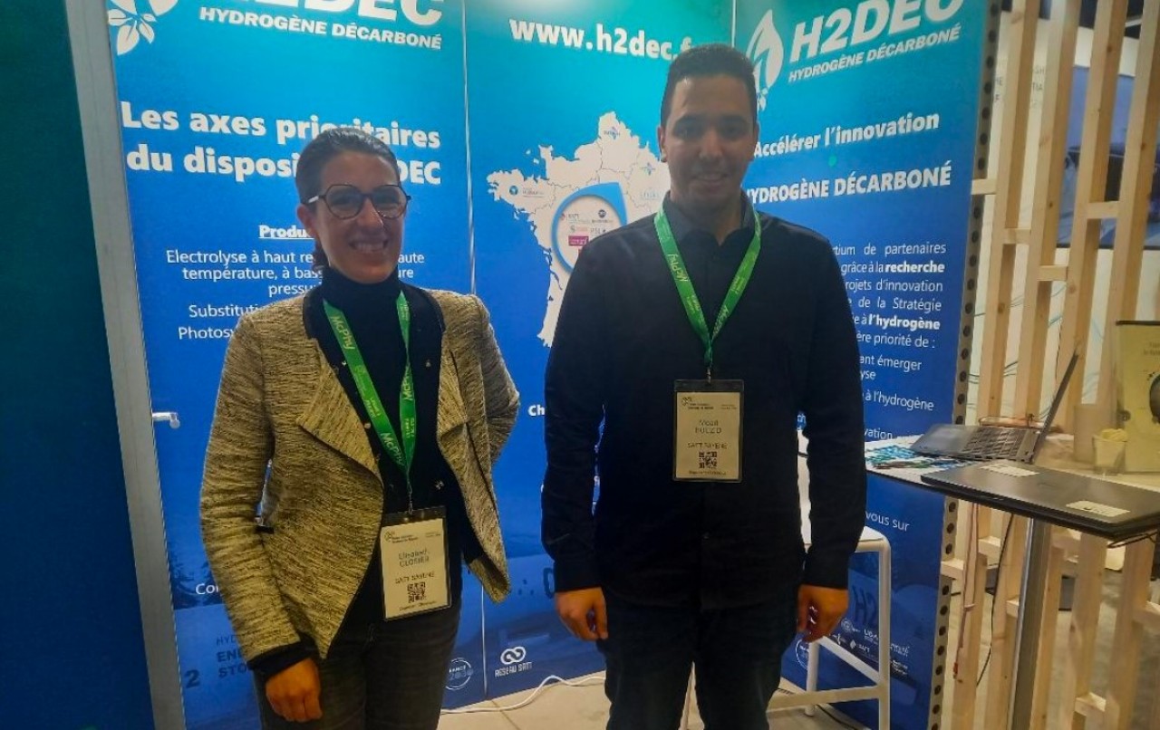 Moad Bouzid, chercher et Elisabeth Closier, chef de projet investissement - transfert qui suit son projet en stockage d'hyxdrogène solide, pour le compte de la Satt Sayens. © Mathieu Noyer