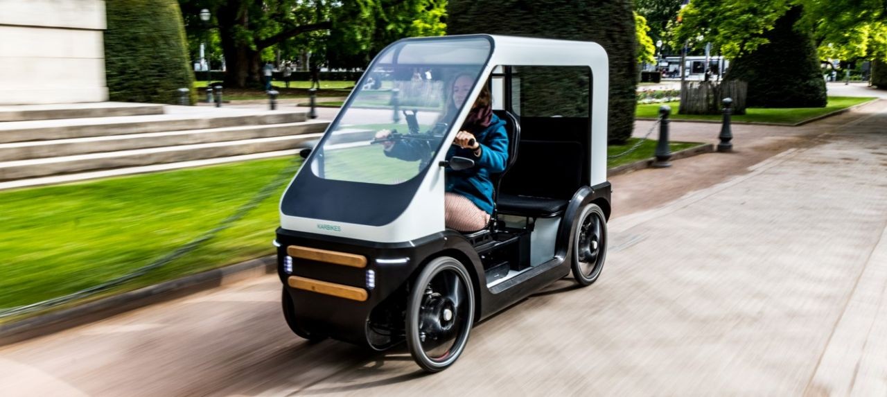 Classé dans la catégorie des vélos à assistance électrique, le produit de Karbikes adopte plusieurs caractéristiques de la petite voiture. L'une de ses versions permet de transporter un passager. © Karbikes