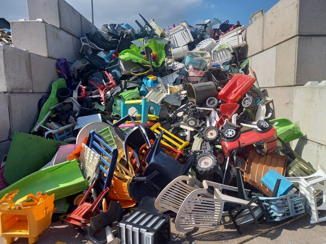 Le centre Symetri à Luxeuil-les-Bains (Haute-Saône) accueille les objets les plus divers en plastique. © Mathieu Noyer