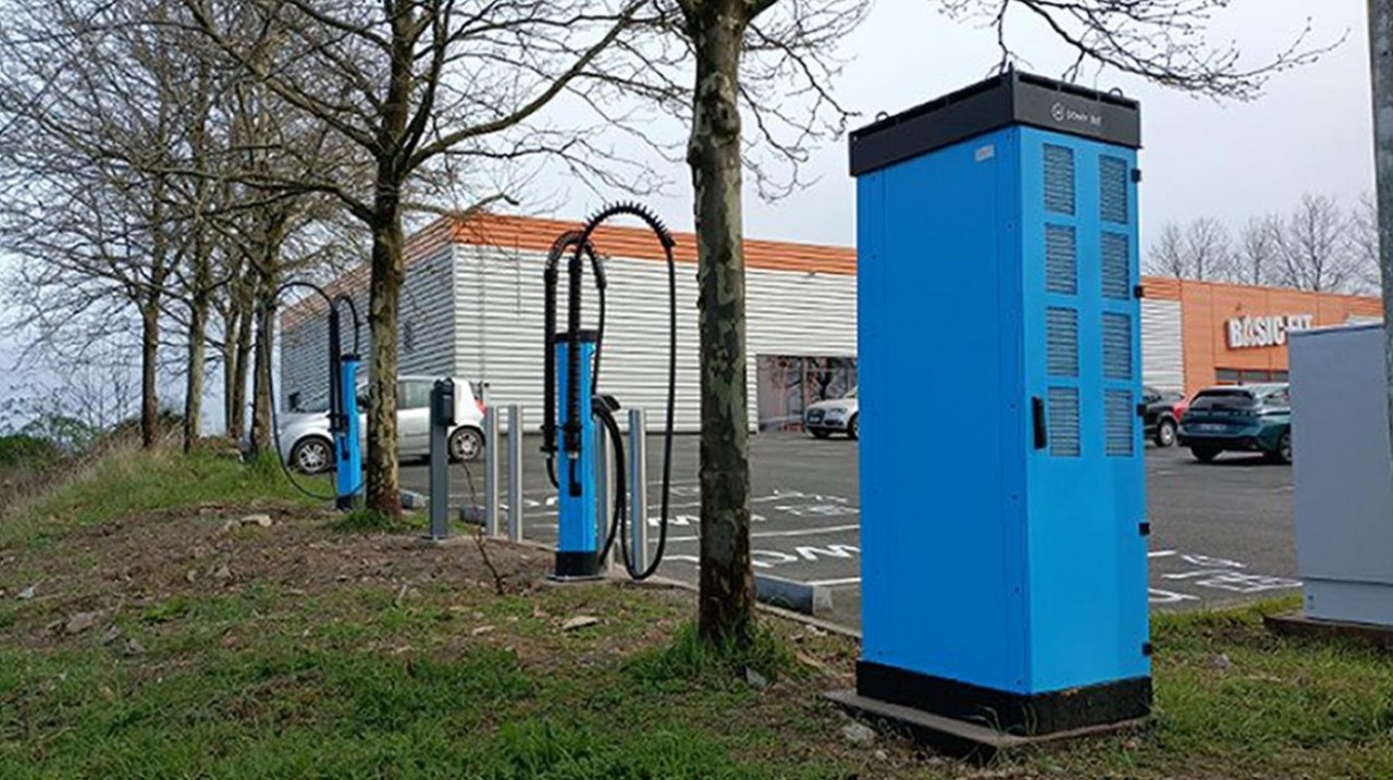 Powerdot s'appuie sur le maillage des centres commerciaux et autres magasins pour la recharge des véhicules là où les automobillistes se rendent et ont du temps à consacrer pour redonner de l'autonomie à leurs véhicules.