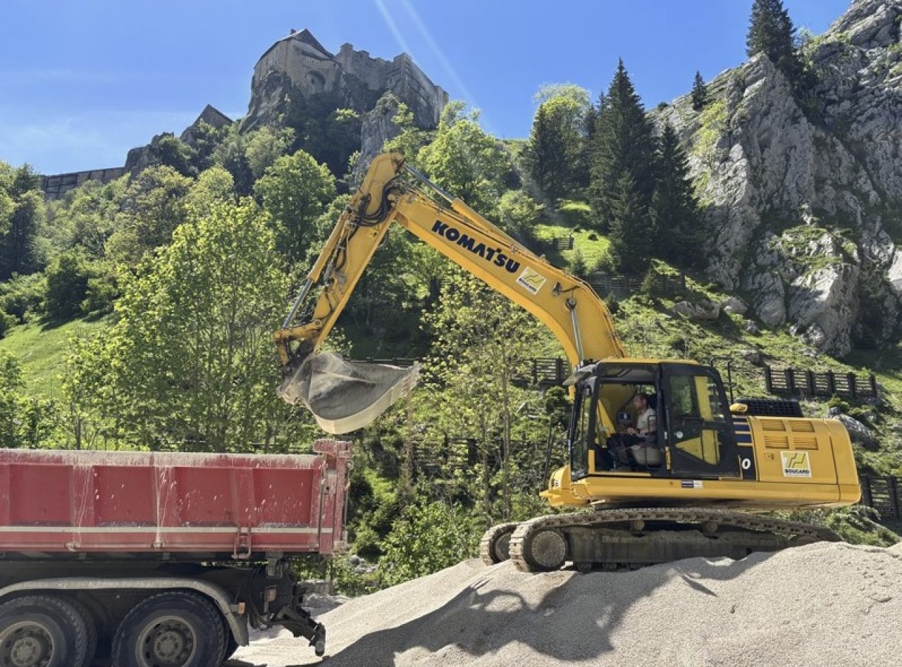 Boucard TP concentre ses chantiers dans unb rayon de 40 km autour de sa base de Vuillecin qui la mène aussi dans les joyaux du haut-Doubs, comme le château de Joux (ci-dessus). © Boucard TP