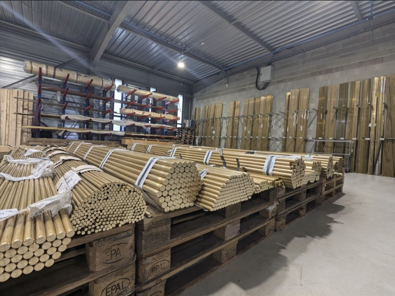 Les nouveaux ateliers d'Hampiaux à Heillecourt (Meurthe-et-Moselle) consomment annuellement 200 tonnes de laiton et 20 tonnes de cuivre. © Philippe Bohlinger
