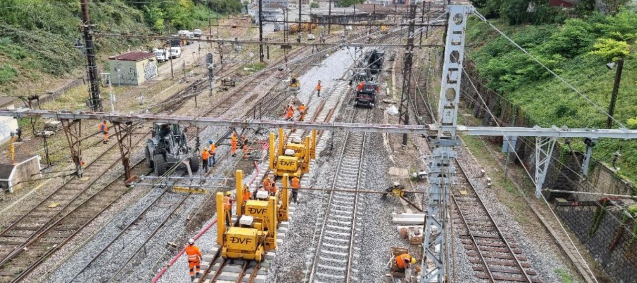 Les travaux de DVF consistent notamment en des renouvellements de rails et de voies complètes.