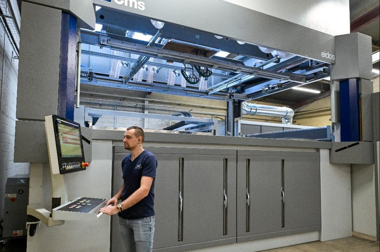 A Autechaux (Doubs), Groupe Maillard Industrie vient d'investir 900.000 euros, aménagements compris, pour se doter d'une machine de thermoformage aux mensurations peu communes : 11,6 m de longueur, 5 de hauteur et 8,5 de profondeur. © Laurent Cheviet