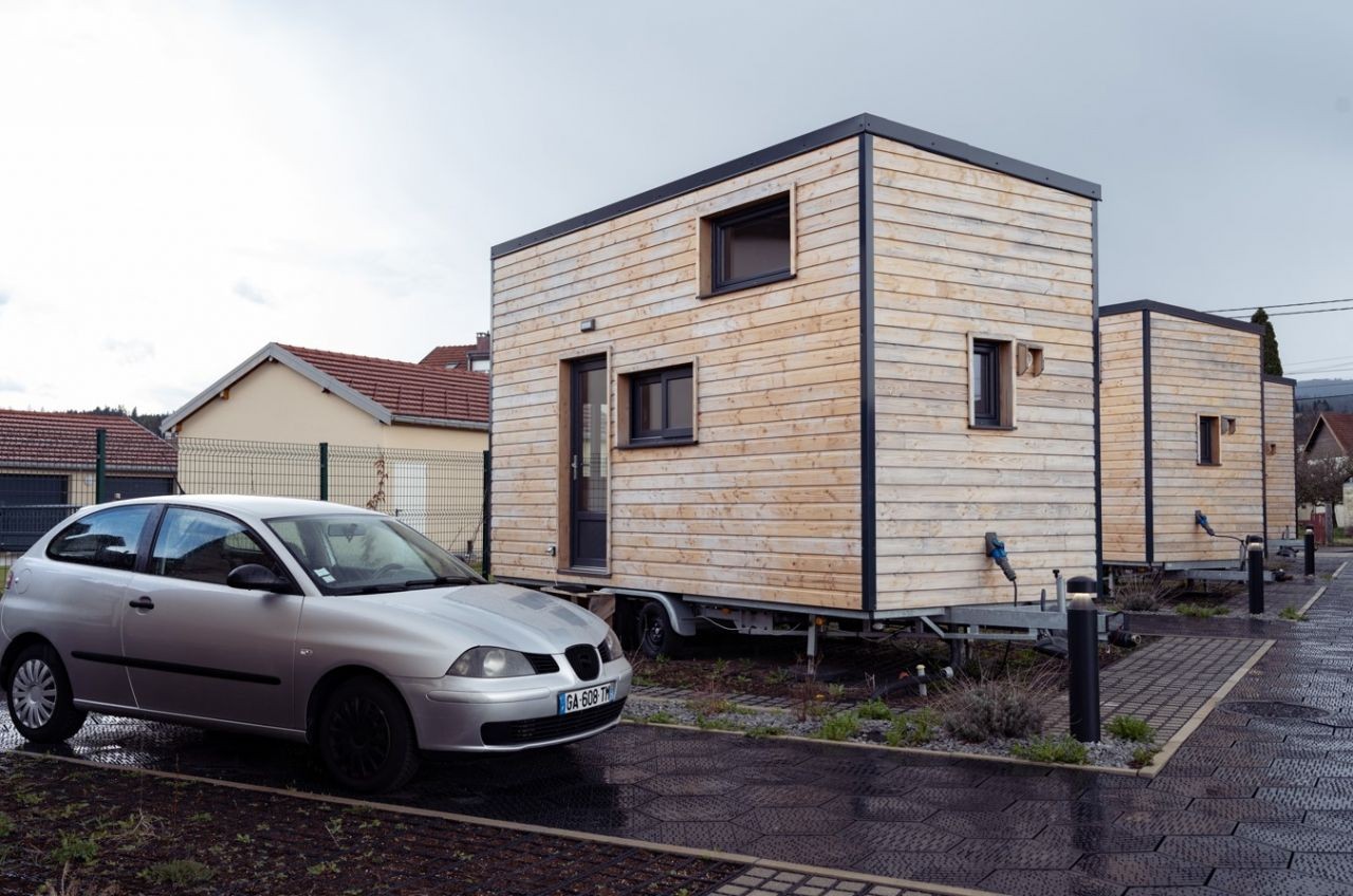 Les Tiny House, délimitées par un enclos, s'insèrent au milieu de leur quartier d'accueil à Pontarlier (Doubs). © Sabrina Dolidze