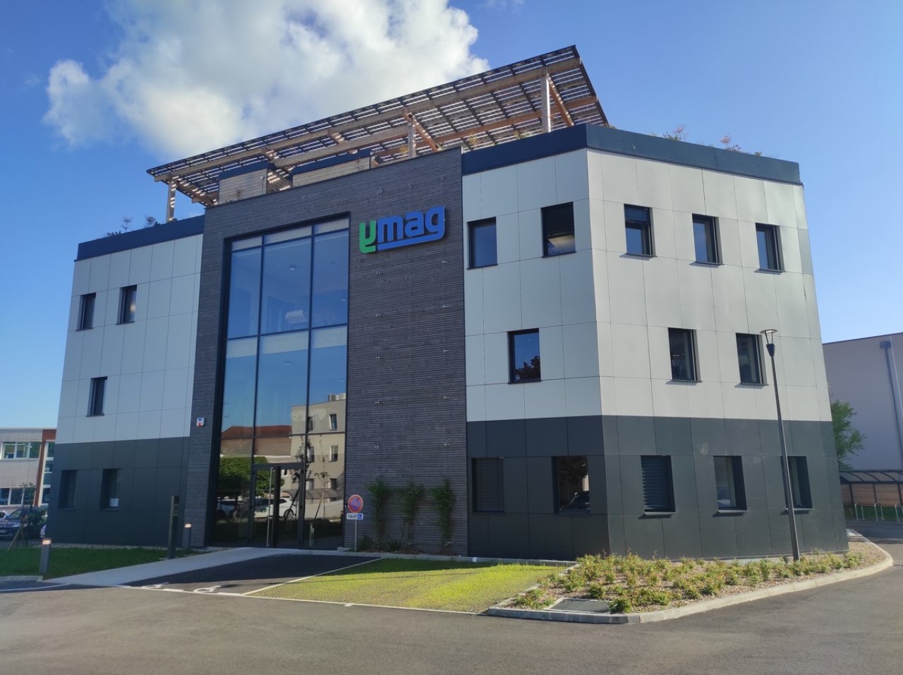 Ymag est installée depuis 2022 dans le parc d'activités Valmy à Dijon, la base principale de son effectif de 156 salariés.