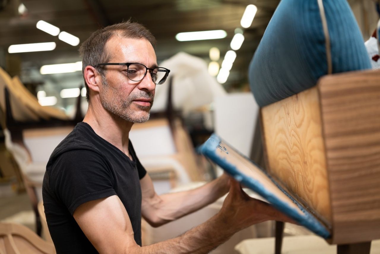 L’entreprise fabrique une grande diversité de produits. Des sièges aux têtes de lits, en passant par les tables de chevet. © Jérôme Baudoin