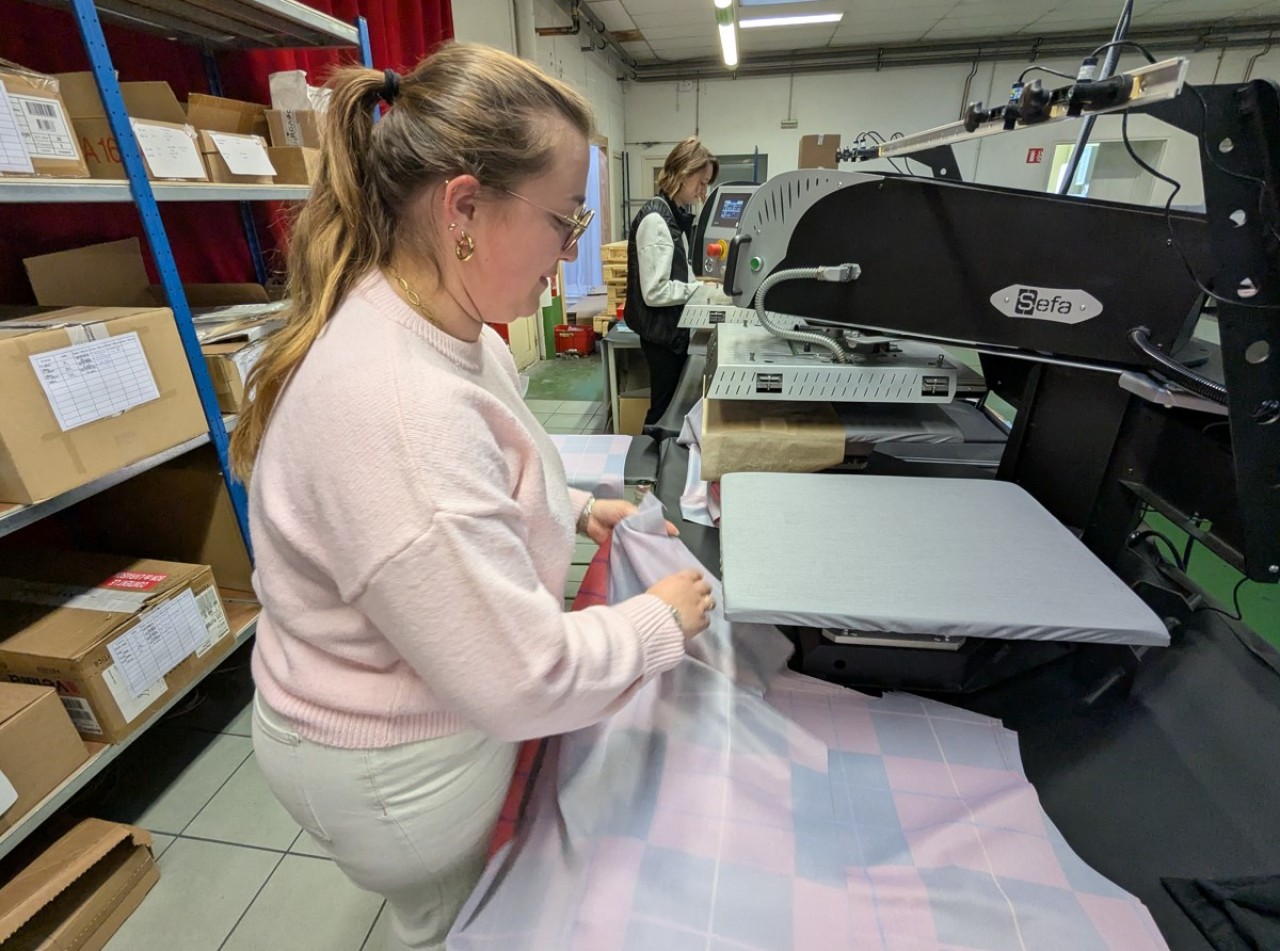 Contino met en œuvre des techniques de personnalisation de ses produits textiles : sublimation, broderie, etc. © Philippe Bohlinger