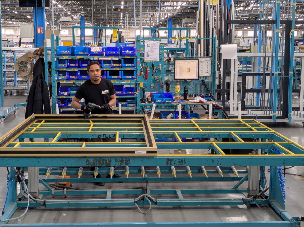Le site de la Bresse affiche une capacité de production de 150 menuiseries par jour. © Philippe Bohlinger