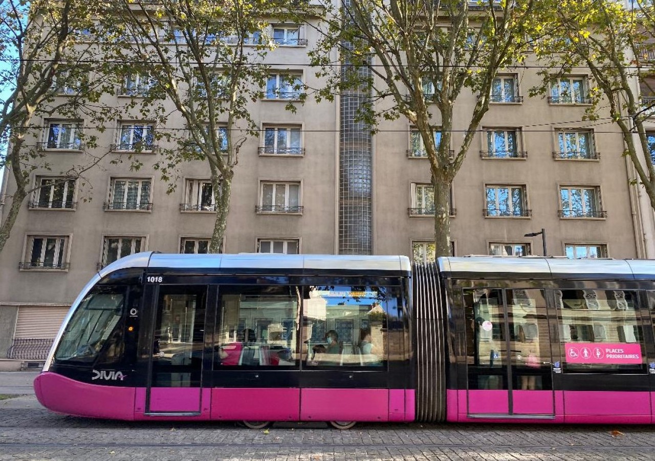 Environ 180.000 trajets sont effectués quotidiennement sur le réseau de transport public de Dijon métropole, dont 50 % par le tramway. © Arnaud Morel