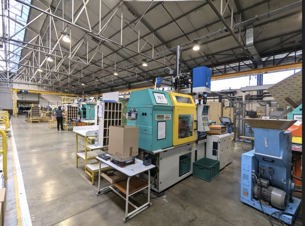 Dans les ateliers de Fraize (Vosges), les presses à injecter tournent 24 heures sur 24, cinq jours sur sept. © Philippe Bohlinger