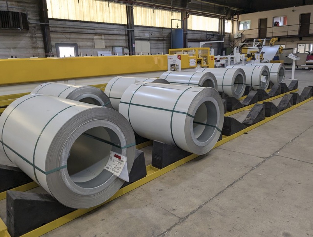 L’acier utilisé pour la fabrication des panneaux sandwich est importé de Sestao en Espagne, où le groupe produit ses gammes les plus bas carbone. © Philippe Bohlinger