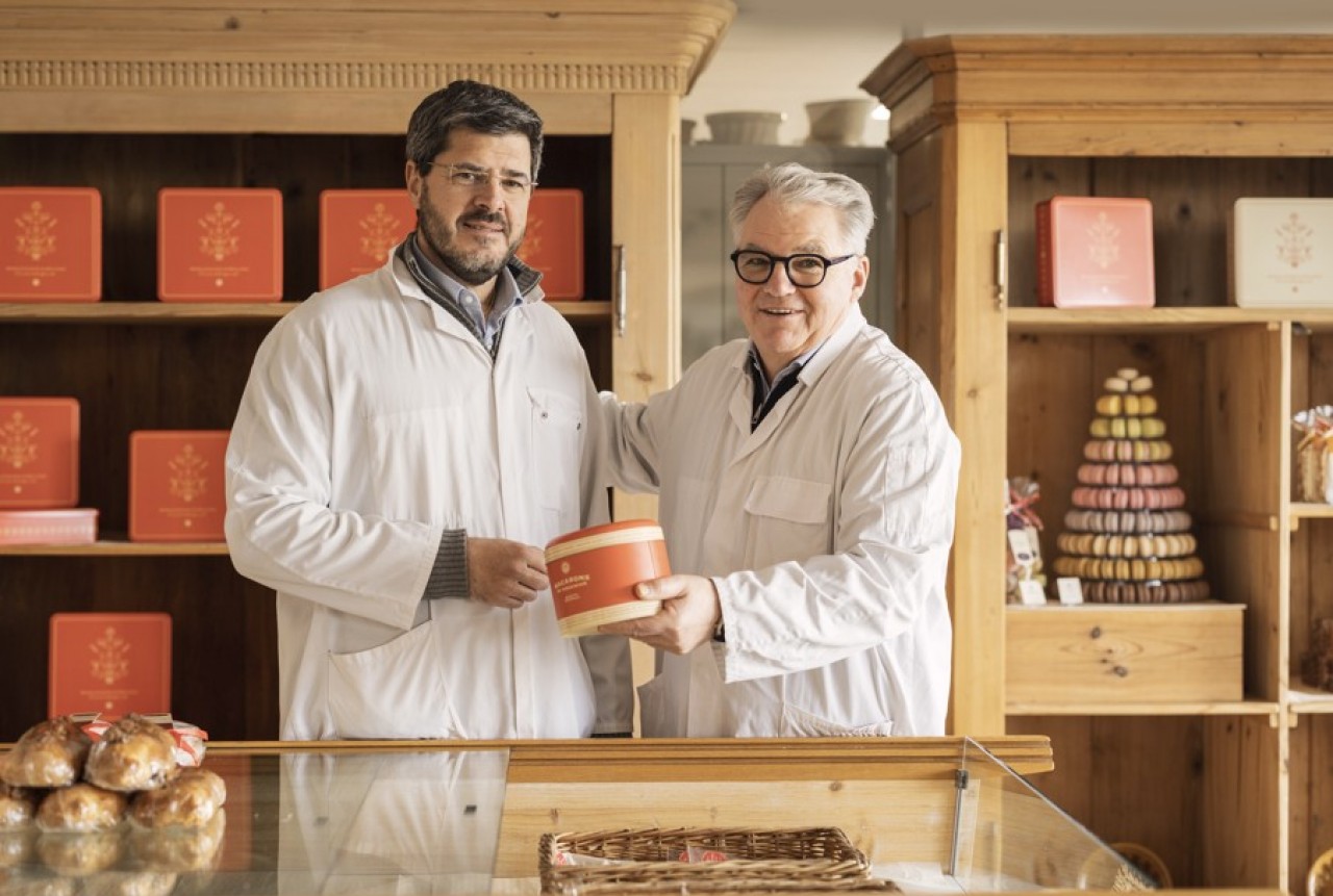 Fondateur en 1996 de la Maison Alsacienne de Biscuiterie de Colmar (Haut-Rhin), Jean-Marc Muller (à droite) la transmet à Raphäel Kiesele. © MAB