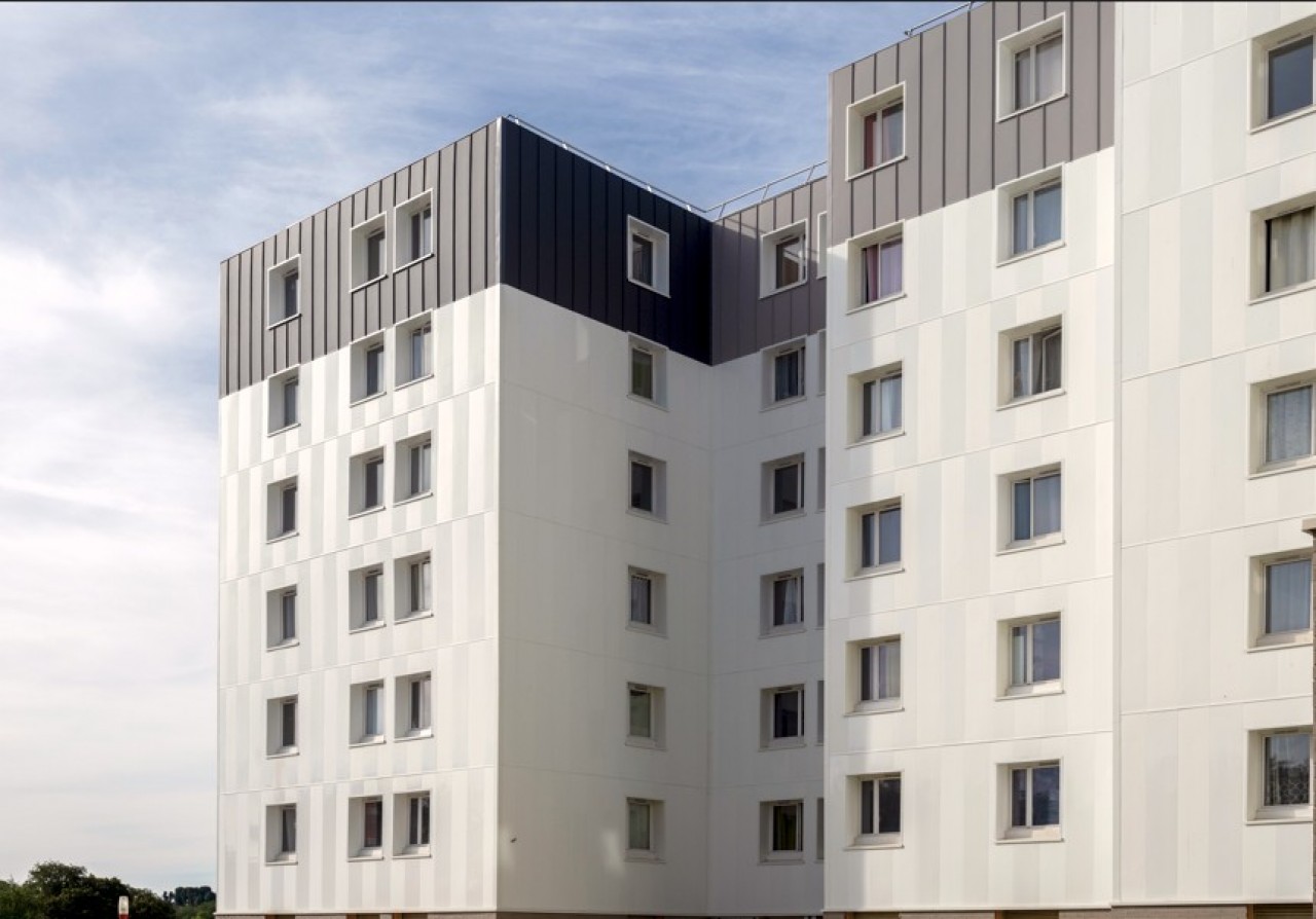 La nouvelle offre d'isolation thermique par l'extérieur dite augmentée de Myral connaît de premières applications, dont les façades de ces immeubles de logements à Louvroil (Nord). © Myral-Antéale