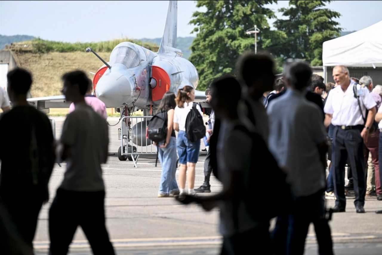 Jeunes et autres participants à la journée aéronautique ont pu déambuler au milieu des appareils et équipements d'une partie de la base ce 19 juin à Saint-Sauveur (Haute-Saône). © Laurent Cheviet