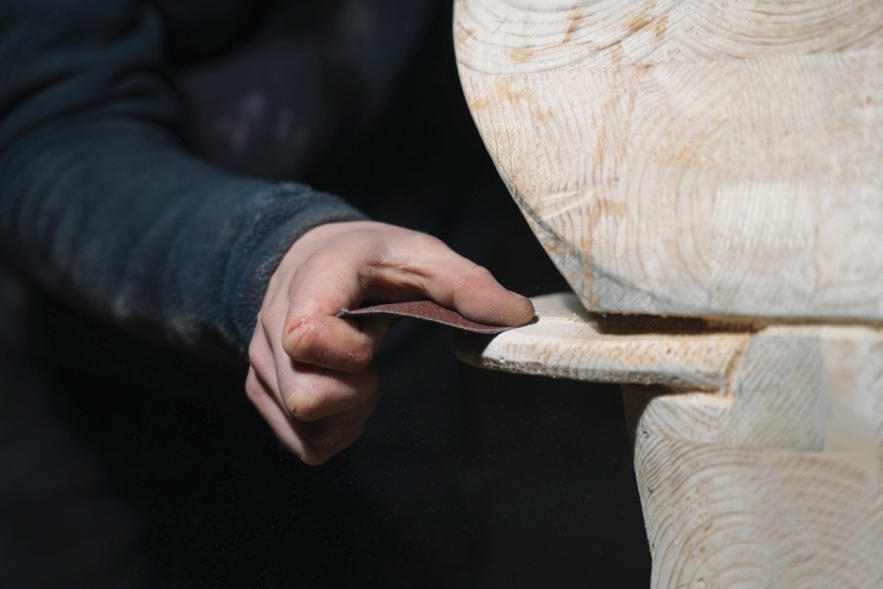 Les cinq salariés de la jeune société de Saint-Loup-sur-Semouse (Haute-Saône) exercent des métiers d'ébénistes et d'ornementalistes pour un travail de détail des matières.