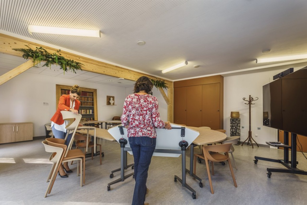 L'entreprise aménage des sites en trois parties : un espace nomade, des espaces privés et une salle de réunion, comme ci-dessus à Velars-sur-Ouche (Côte-d'Or).