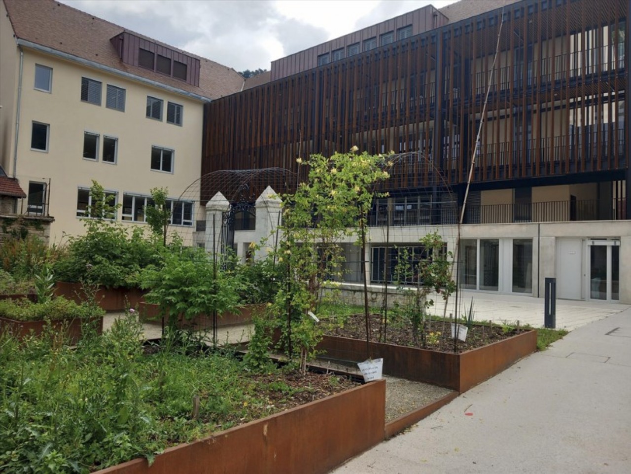 Plusieurs projets ont été soutenus par anticipation du programme en faveur du massif du Jura, dont la rénovation-transformation du lycée Hyacinthe-Friant au centre de Poligny, opérée sous maîtrise d'ouvrage de la Région. © Camille Jourdan