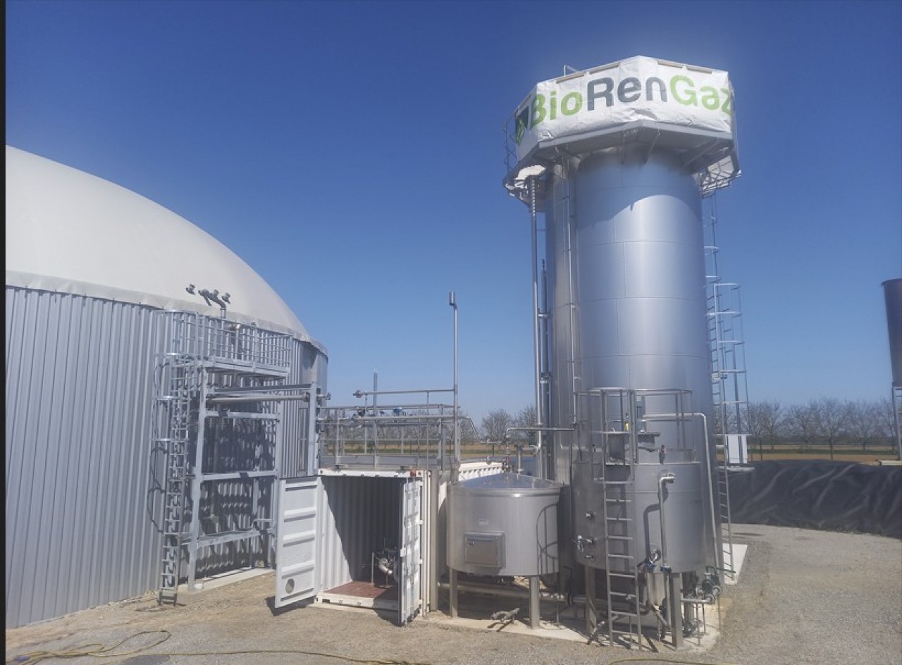Le bioréacteur haut de 12 mètres abrite le process décisif pour l'efficacité de la production de biogaz à Issenheim (Haut-Rhin). © Mathieu Noyer