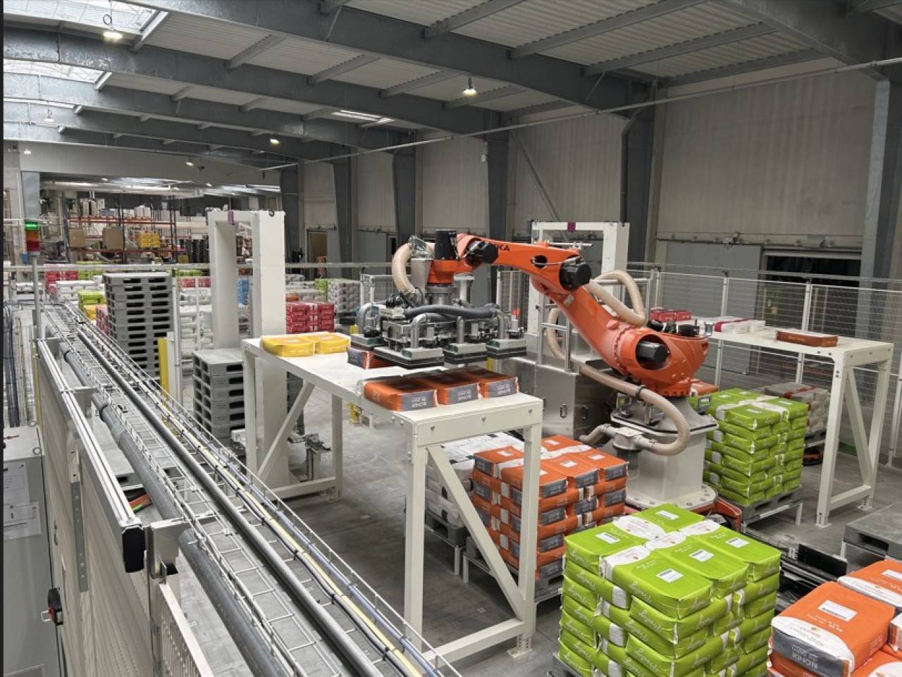 L'écraseur de blé s'est doté d'équipements de robotique de haute technologie qui lui permet d'automatiser la préparation de commandes, synonyme de manutention de charges lourdes.