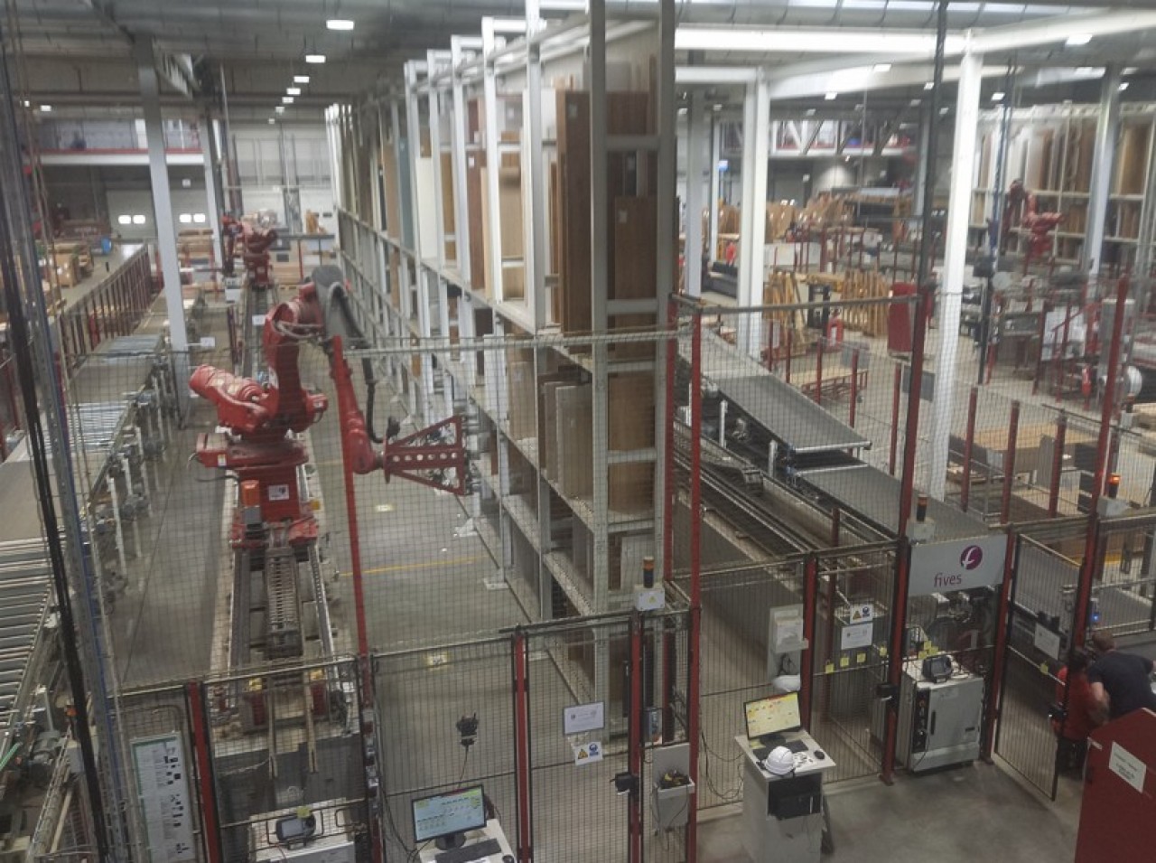 L'usine la plus récente de Schmidt Groupe à Sélestat (Bas-Rhin) fait appel à une batterie de robots, pour chercher notamment les éléments personnalisés de chaque commande. © Mathieu Noyer