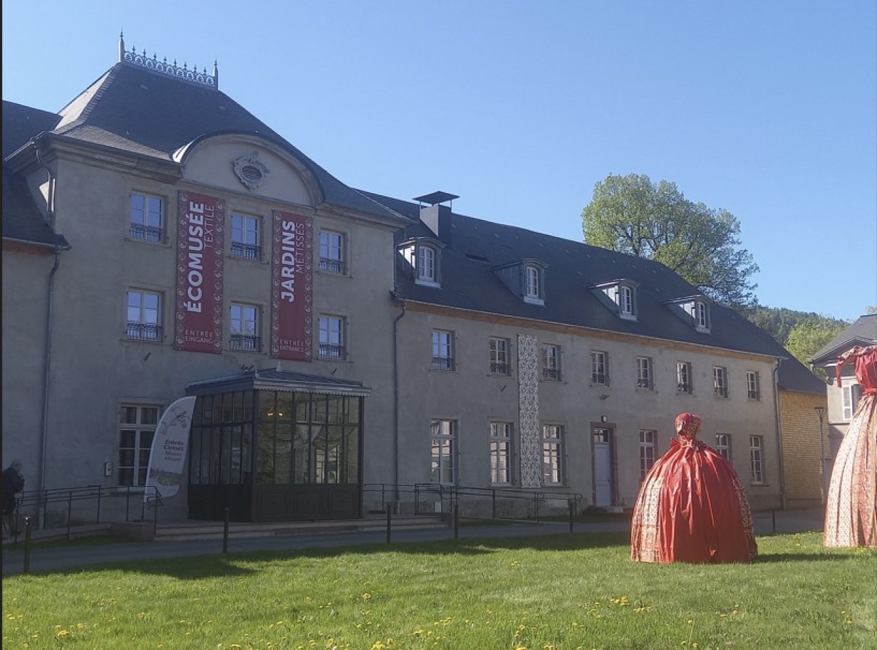 Le château, coeur névralgique du Parc de Wesserling (Haut-Rhin), marque aussi le point de départ du parcours de visite. © Mathieu Noyer