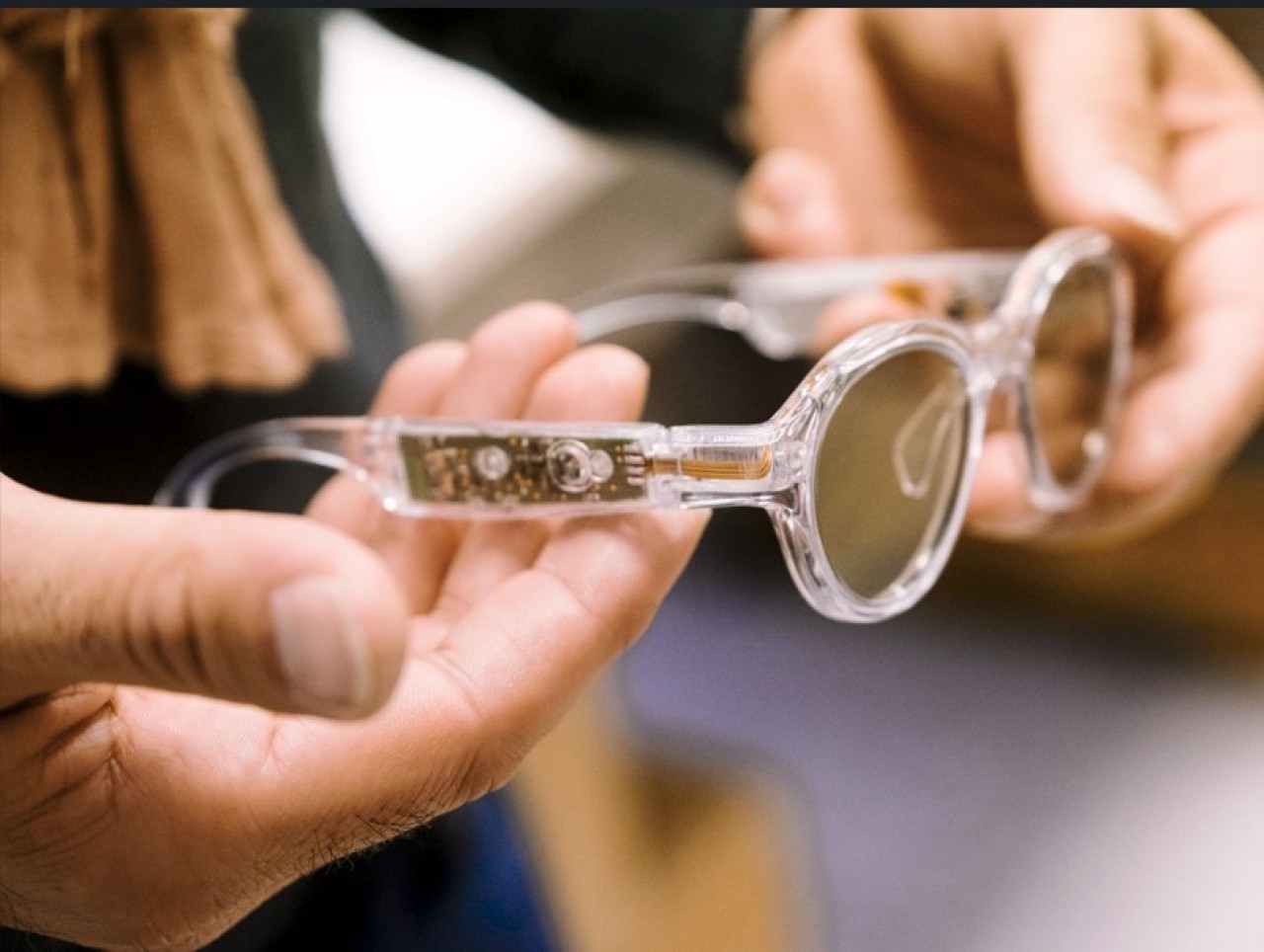 Les lunettes innovantes d'Abeye à Beaune (Côte-d'Or) intègrent des filtres actifs qui modifient la lumière afin de rendre le signal visuel mieux exploitable par le cerveau. © Iannis Gréa