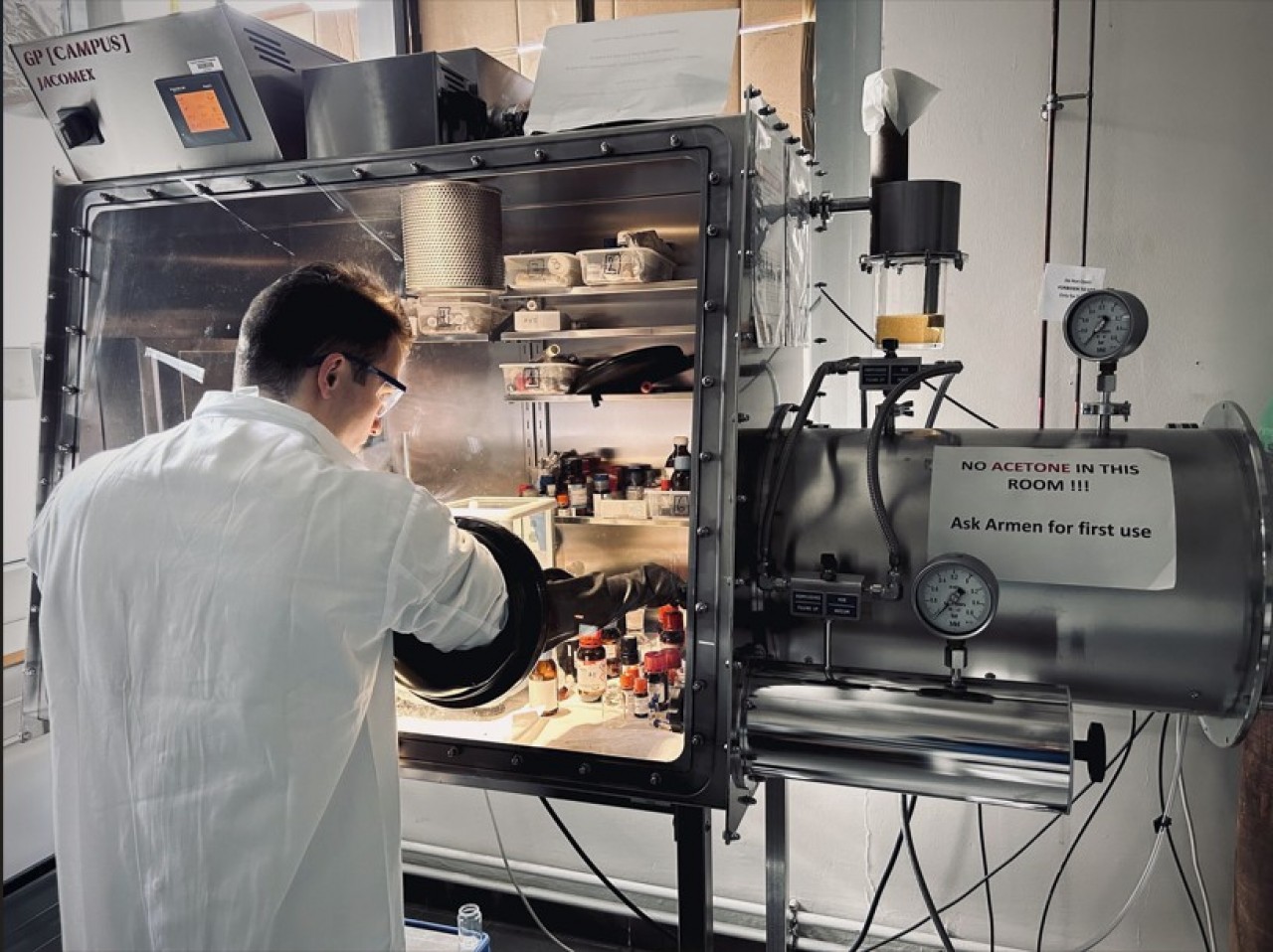 Les recherches des laboratoires alsaciens débutent par la synthèse de molécules contenant le flour habituellement constitutif des PFAS. © LIMA