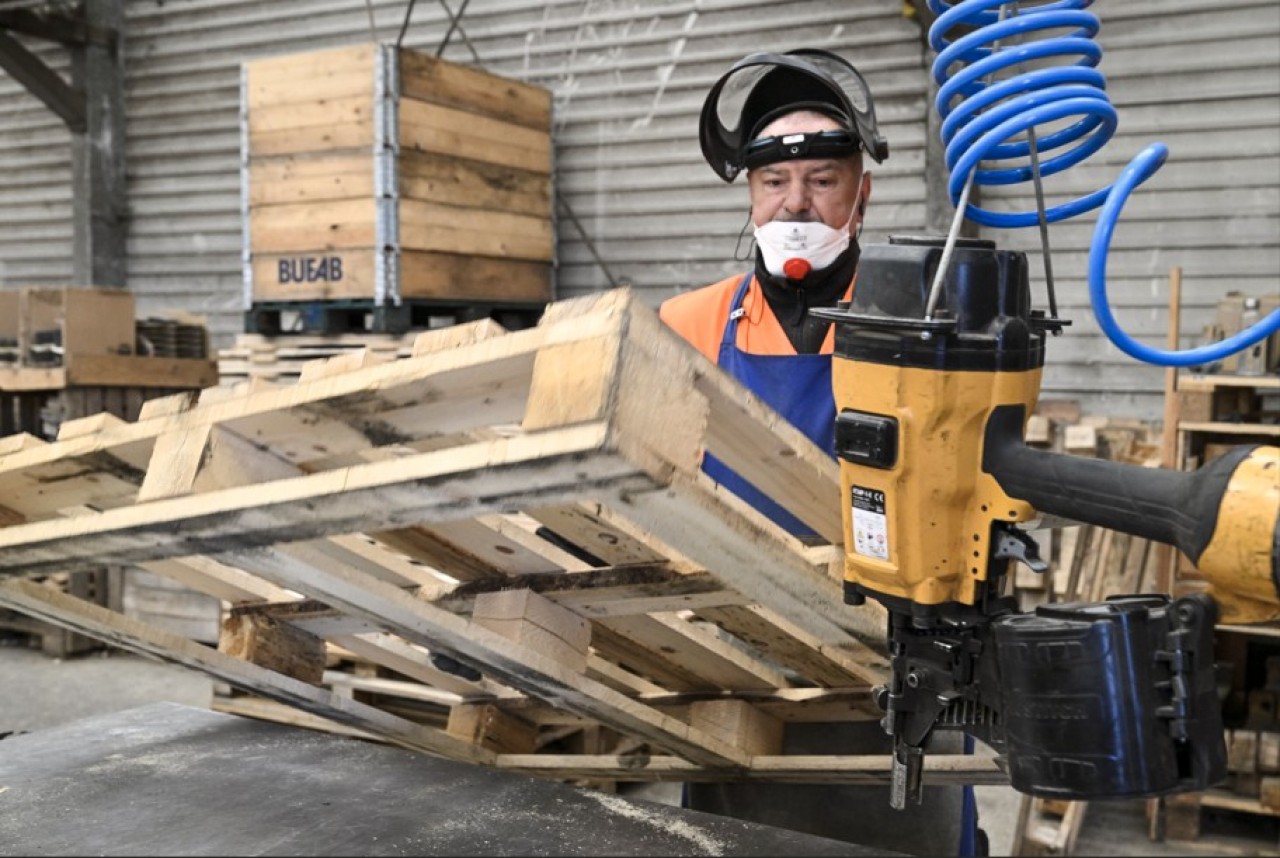 Les sites d'Epalia dans la région traitent 1 million de palettes chaque année pour leur réutilisation. © Laurent Cheviet