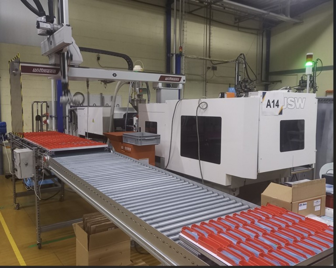 La fabrication de pièces techniques pour les diagnostics sanguins en laboratoires, comme les cupules, forme l'un des piliers de l'activité de l'entreprise de 20 salariés à Pirey (Doubs). © Mathieu Noyer