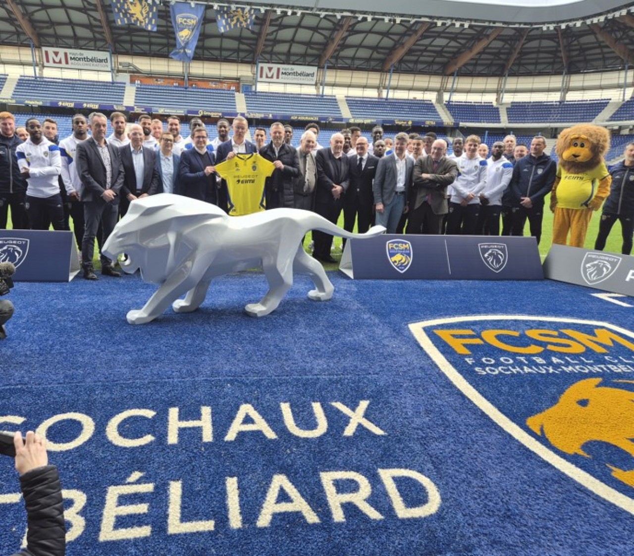 Le retour du Lion Peugeot sur le maillot du FC Sochaux a fait l'objet d'une grande célébration collective au stade Bonal ce 11 mars. © Traces Ecrites