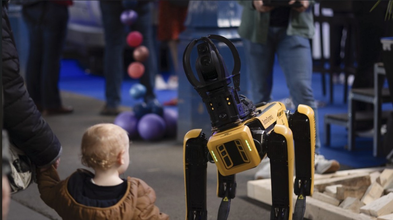 Lors de la dernière édition de Plongez au coeur de l'industrie à Haguenau (Bas-Rhin) un robot chien était allé à la rencontre du public. Cette année, deux robots humanoïdes sont annoncés. © Studio-odyssee.fr