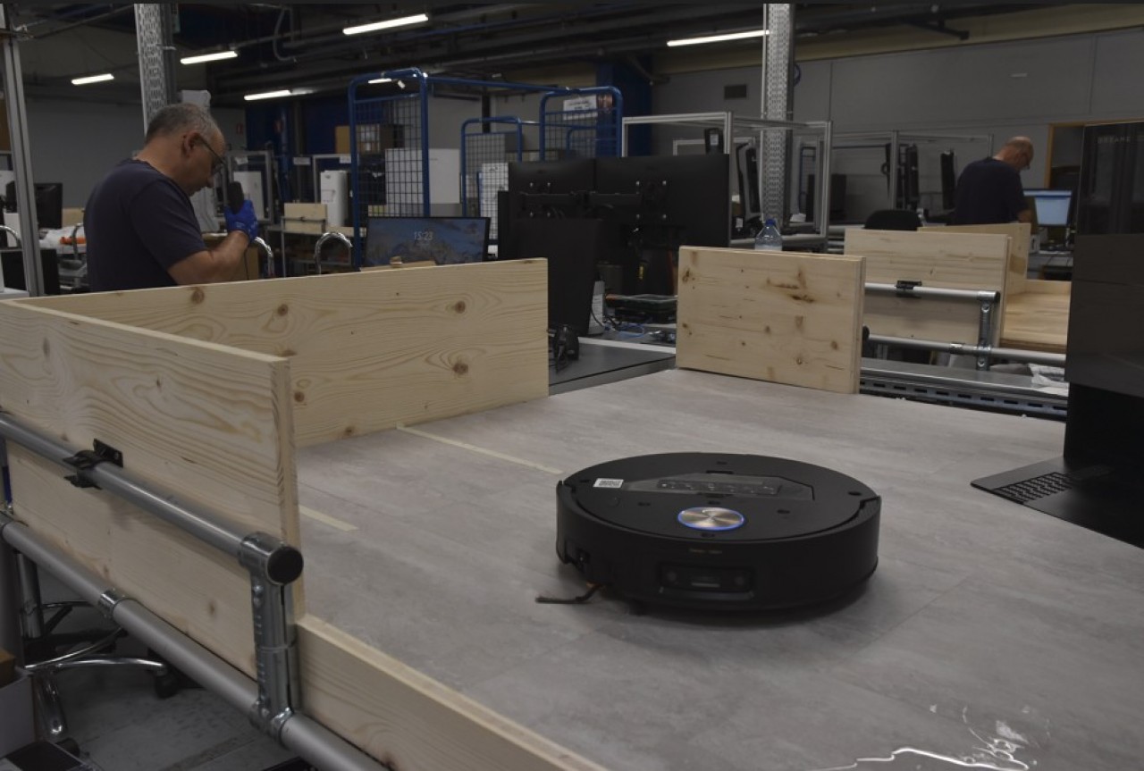 La réparation des robots aspirateurs génère actuellement une hausse significative de la charge de travail du site de Ribeauvillé (Haut-Rhin) de Cordon Group. © Julie GIorgi