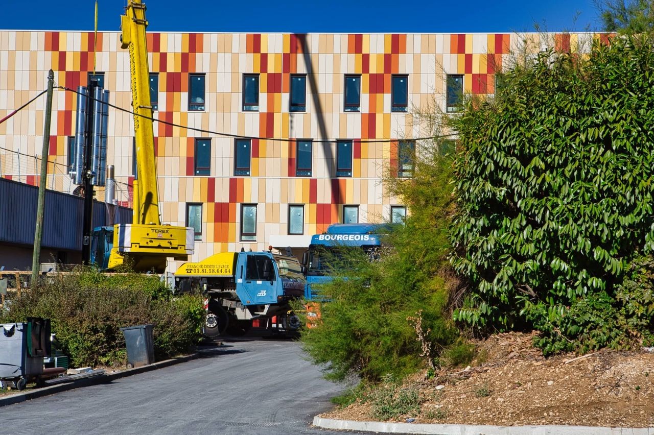 Les façades recouvertes de panneaux de terre cuite du nouveau bâtiment d'hospitalisation. © Arnaud Morel