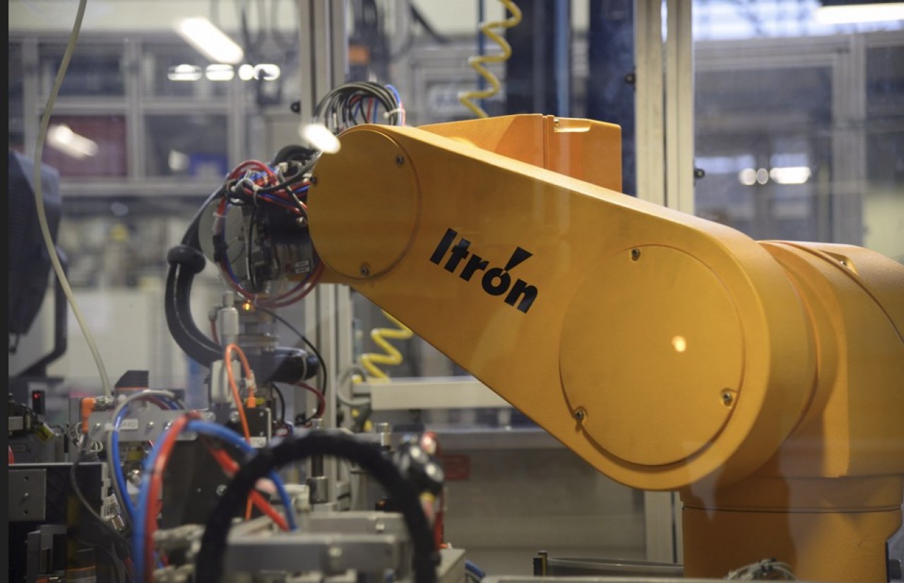 Au cœur de la nouvelle cellule d'assemblage du compteur communicant d'Itron à Mâcon (Saône-et-Loire), le robot industriel assure les opérations de manipulation et de « pick & place » des compteurs.© Itron
