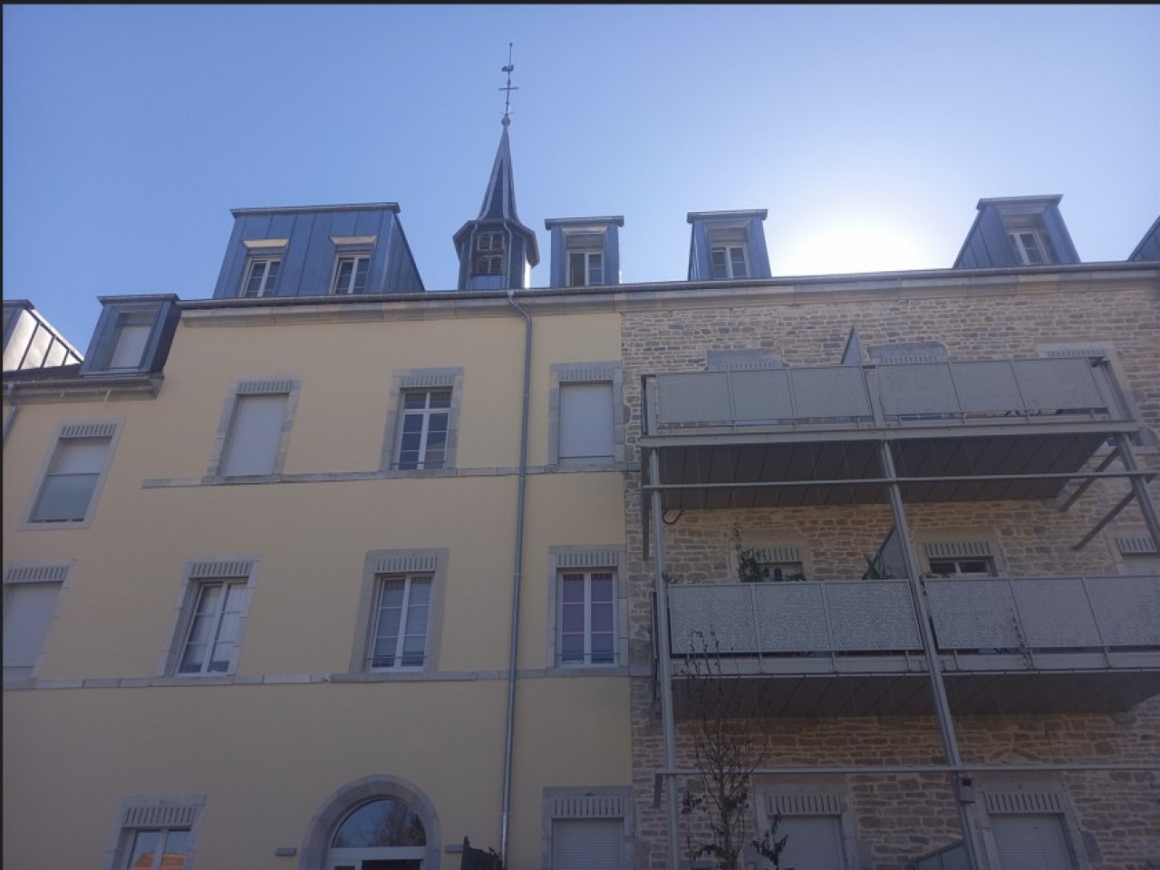 Sur l'ancien site des frères religieux de Saint-Claude à Besançon, l'opération Domaine Hugo remet en valeur les pierres d'origine et agrémente la façade d'un bardage métallique. © Mathieu Noyer