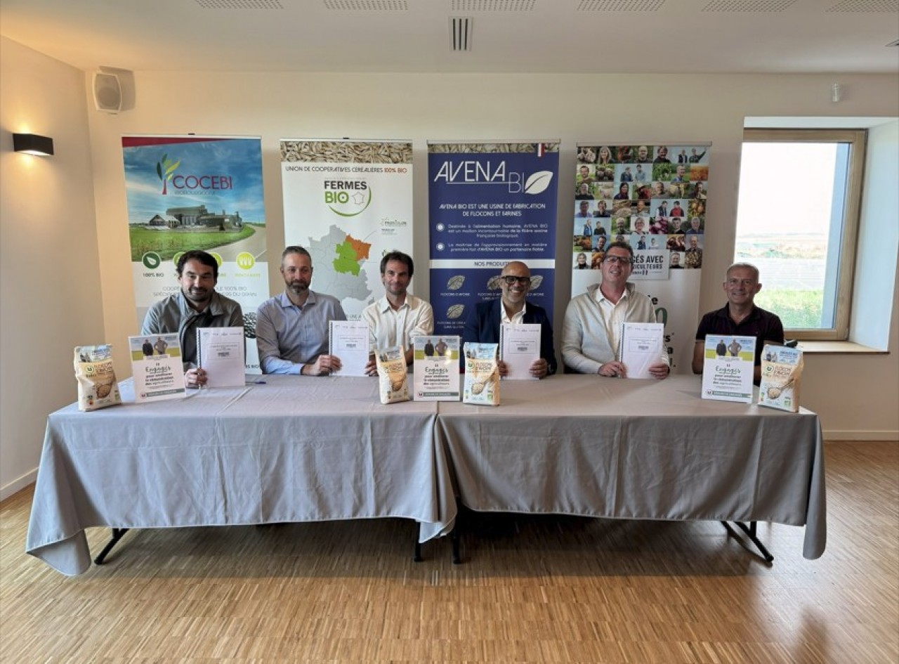 De gauche à droite Grégory Moreau, président de l'Union Fermes Bio, Thomas Morel, directeur d'Avena Bio et Guillaume Conseil président, Mohamed Salim (Dailycer), Cédric Geoffroy, chef de groupe épicerie sucrée et Thierry Fogeron, associé de Coopérative U.